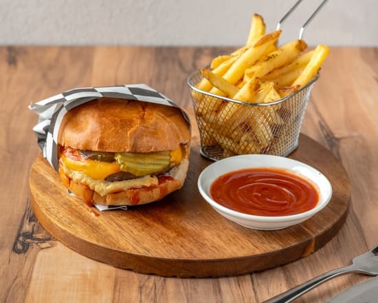 The Final Whistle Sports Bar & Grill — Brunswick East, Melbourne